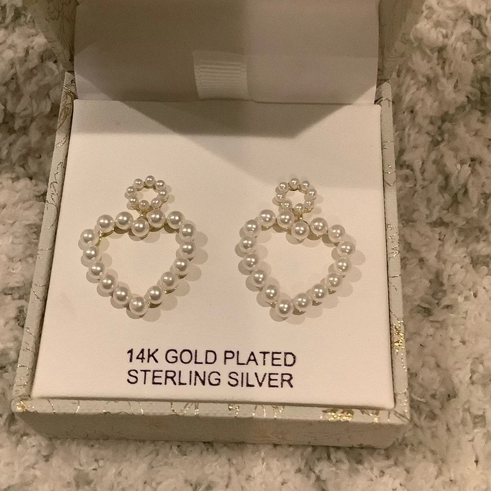 Rachel Zoe 14kt Gold Plated Sterling Silver Pearl Heart Earrings NWT Boxed - Picture 2 of 16